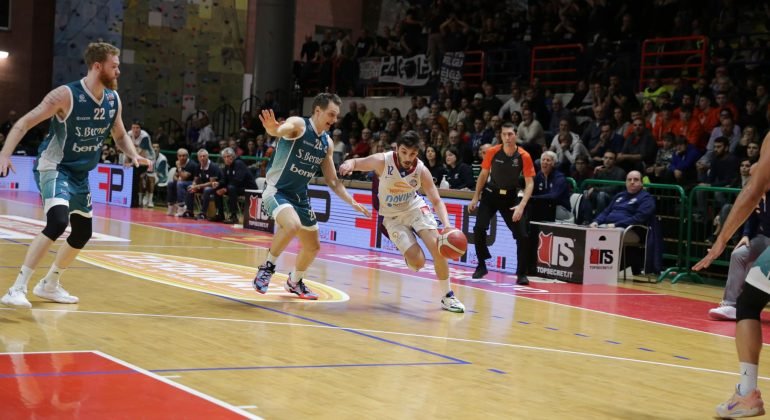 Monferrato Basket cede contro Cantù: primo ko interno per i rossoblu