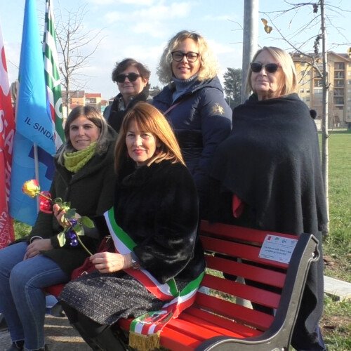 Ad Alessandria la prima panchina rossa contro la violenza sulle donne: “Un tema che riguarda tutti”