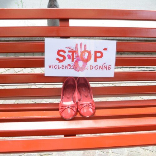 Contro la violenza sulle donne una panchina rossa vicino ai consultori Asl di Alessandria e Valenza