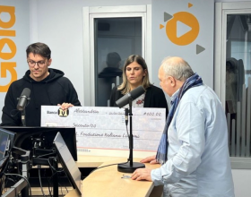 Un maxi assegno da 600 euro dalla pizzeria Condurro alla Fondazione Linfomi Onlus