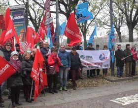 “Diamo voce agli invisibili”: sindacati pensionati sotto la Prefettura contro le politiche regionali sugli anziani