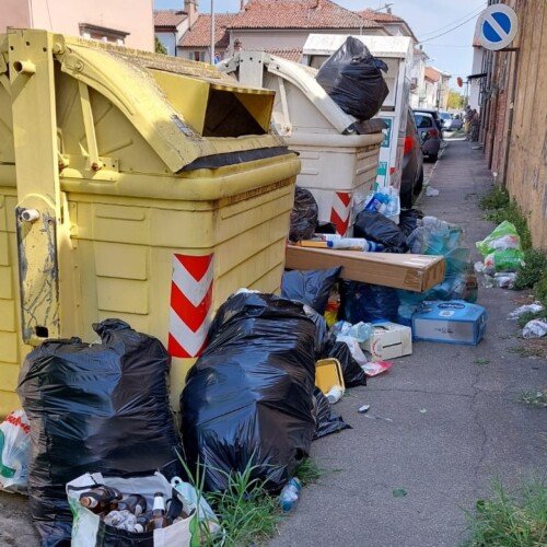 Mancata raccolta rifiuti e pulizia strade in alcune frazioni, Amag Ambiente: “Sì al confronto con i cittadini”
