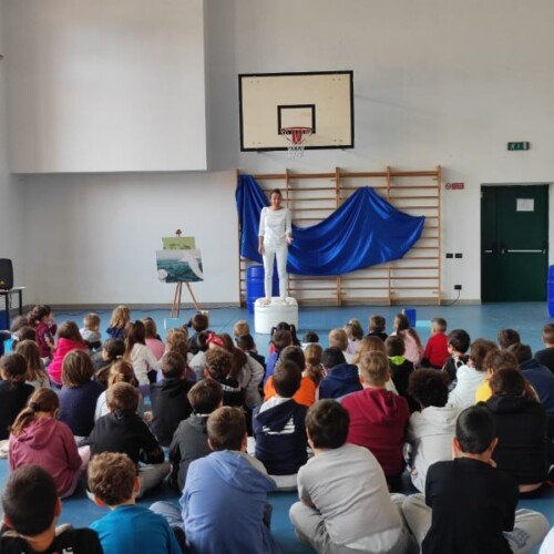 Alla scuola elementare di Mandrogne lo spettacolo “La gabbianella e il gatto” di Federica Sassaroli
