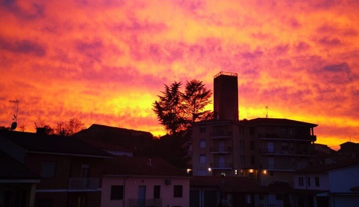 Spettacolare tramonto colora il cielo con mille sfumature di rosso. Le [FOTO] dei nostri lettori