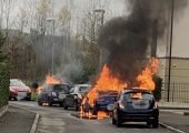 Le foto dell’incendio che ha distrutto due auto lunedì a Tortona