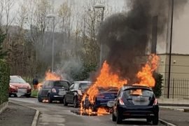 Le foto dell’incendio che ha distrutto due auto lunedì a Tortona