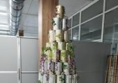 Un albero di Natale con materiale riciclato perché sia festa anche nella mensa Michelin