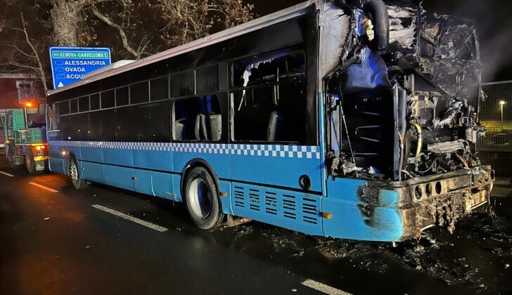 Bus a fuoco ad Alessandria, Amag Mobilità: “Aveva 13 anni, non era vecchio. A marzo 6 nuovi mezzi a metano”