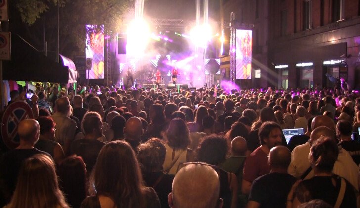 Una lunga notte di festa in piazza Marconi ad Alessandria per dare il benvenuto al 2023