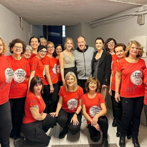 Grande successo per il concerto del FuckCancer Choir con Massimo Lopez: donati 5 mila euro per la ricerca