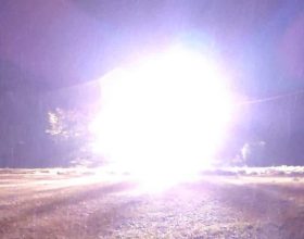 Palo della luce sfiamma a Pecetto di Valenza. Cittadino: “Da mesi abbiamo problemi con la linea elettrica”