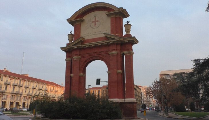 Giornata della Croce Rossa: illuminazione speciale per l’arco di piazza Matteotti