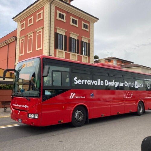 Treno e bus per il Serravalle Outlet: andare a far shopping diventa sostenibile