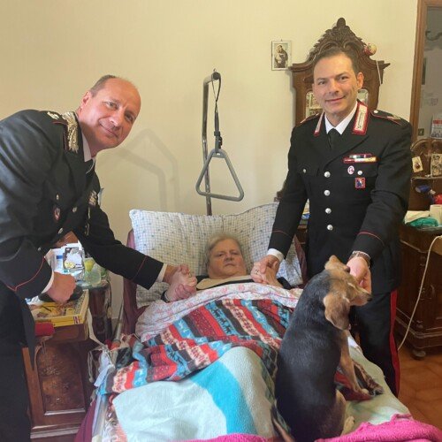 Gli auguri speciali dei Carabinieri di Acqui e Molare a un’anziana costretta a letto