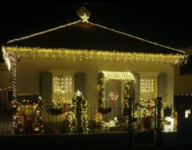Lo spettacolo delle luci nella casa natalizia di Francesco ad Acqui Terme