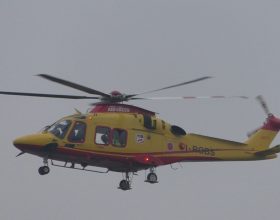Motociclista finisce fuori strada a Brignano Frascata