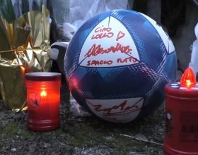 Tragedia Cantalupo: fiori, messaggi e un pallone per ricordare i tre ragazzi. “Per sempre nei nostri cuori”
