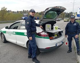 Sui mezzi della Polizia locale di Valenza ora disponibile un defibrillatore