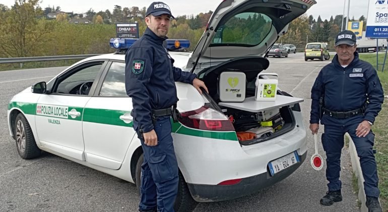 Sui mezzi della Polizia locale di Valenza ora disponibile un defibrillatore