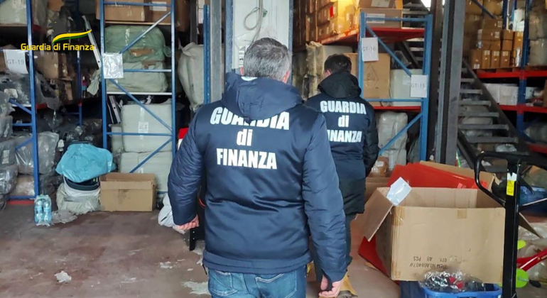 Cinture contraffatte spacciate per “vera pelle”. Sequestrati mille pezzi tra Milano e Pescara