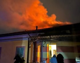 Incendio tetto a Gavi. Prosegue il lavoro dei Vigili del Fuoco. Già evacuate tutte le famiglie