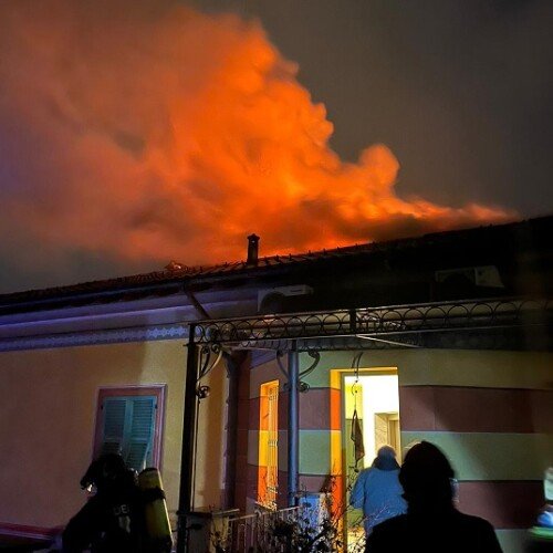 Incendio tetto a Gavi. Prosegue il lavoro dei Vigili del Fuoco. Già evacuate tutte le famiglie