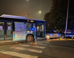Incidente tra un bus e un’auto in viale Michel ad Alessandria: nessun ferito