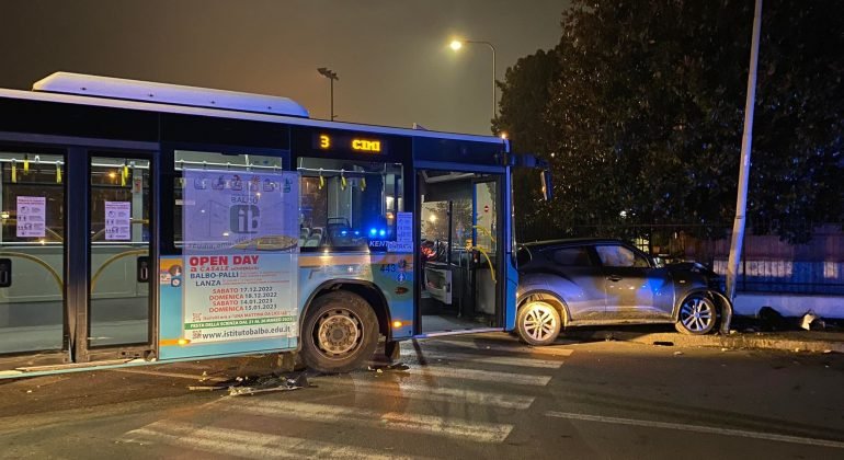 Incidente tra un bus e un’auto in viale Michel ad Alessandria: nessun ferito