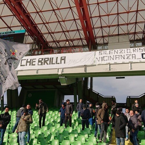 Tragedia Cantalupo, allo stadio di Cesena gli striscioni dei tifosi grigi: “Silenzio, rispetto e vicinanza”