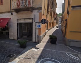 Niente bici e monopattini nelle aree pedonali nel cuore di Tortona