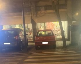 “Un gesto di inciviltà”: a Valenza la segnalazione di un doppio parcheggio selvaggio in viale Dante