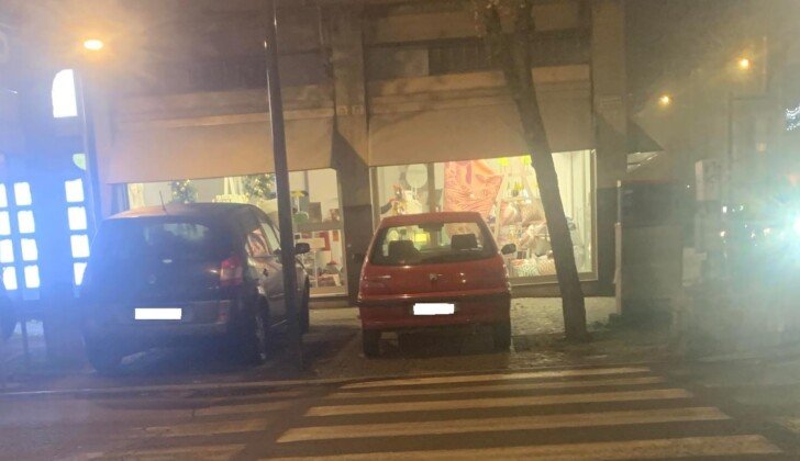 “Un gesto di inciviltà”: a Valenza la segnalazione di un doppio parcheggio selvaggio in viale Dante