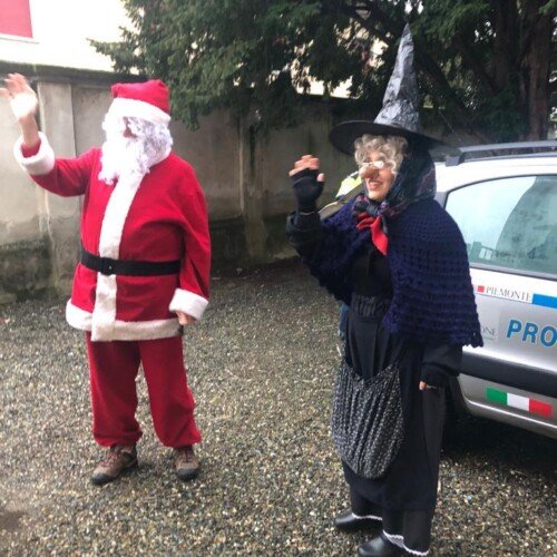 A Casal Cermelli la Befana e Babbo Natale arrivano con l’auto della Protezione Civile