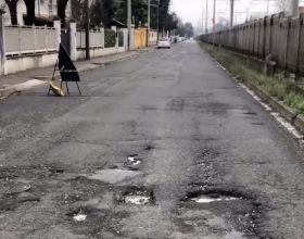 “Via del Progresso come le piste di Mario Kart”: un video ironico per mostrare i “crateri” a Spinetta