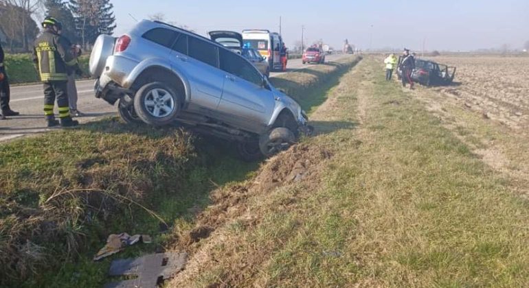 Incidente sulla provinciale 55: due auto fuori strada a Borgo San Martino