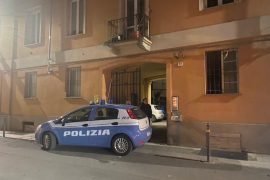 Uomo trovato senza vita in casa, in via San Pio V. Polizia impegnata a far luce sulla morte dell’anziano