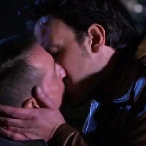 Polemiche sul bacio gay a “Un posto al sole”, Tessere le Identità: “Nostra società emotivamente analfabeta”