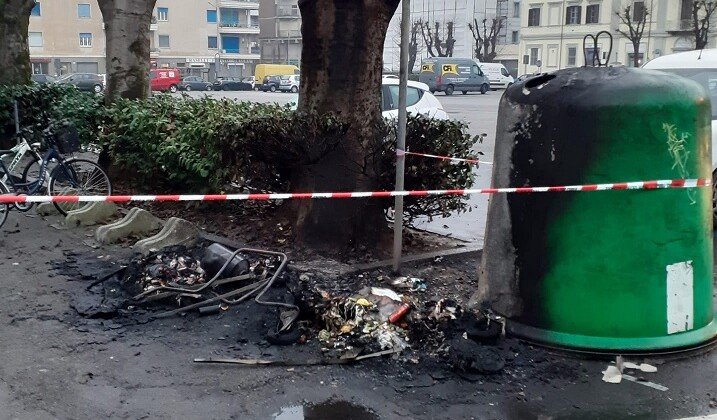 Incendiati, nella notte, contenitori di rifiuti in piazza Gramsci a Valenza