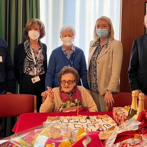 Alla rsa Valenza Anziani un pomeriggio speciale per la signora Ida, arrivata al traguardo dei 104 anni