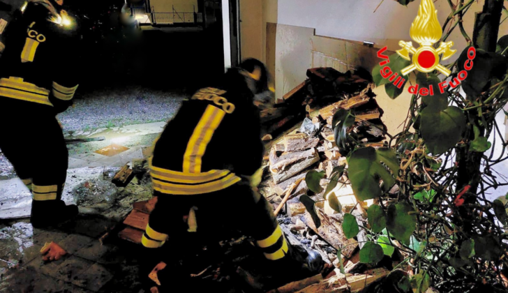 Garage in fiamme a San Colombano, nessun ferito