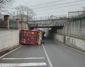 Camion ribaltato nel sottopasso a Tortona: “Rimozione anche durante la notte, sul mezzo bombole di Gpl”