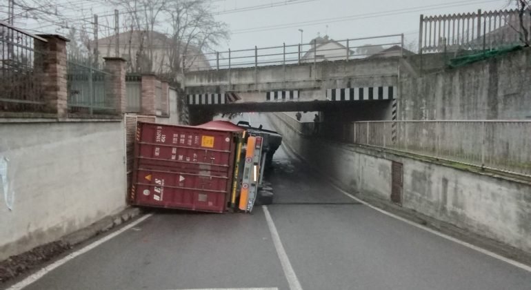 Camion ribaltato nel sottopasso a Tortona: “Rimozione anche durante la notte, sul mezzo bombole di Gpl”