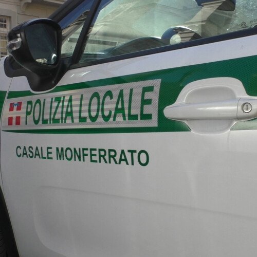 Spacca i vetri di tre auto parcheggiate in piazza Castello. Bloccata dalla Polizia Locale