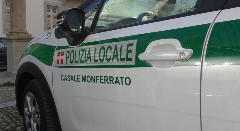 Spacca i vetri di tre auto parcheggiate in piazza Castello. Bloccata dalla Polizia Locale
