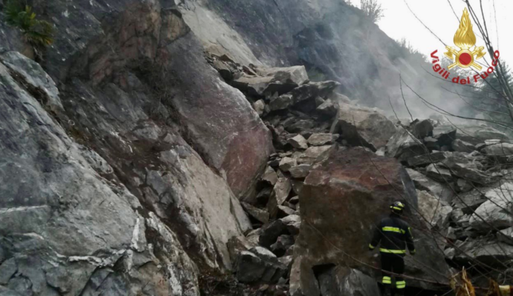Varese: frana il costone di una montagna a Luino, evacuate 11 famiglie