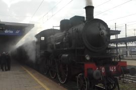 Il fumo, il carbone, i sedili di legno: col treno a vapore un tuffo nel passato alla stazione di Alessandria