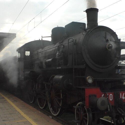 Il fumo, il carbone, i sedili di legno: col treno a vapore un tuffo nel passato alla stazione di Alessandria