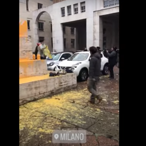 Gli attivisti colpiscono ancora a Milano. Imbrattato il “Dito” di Cattelan