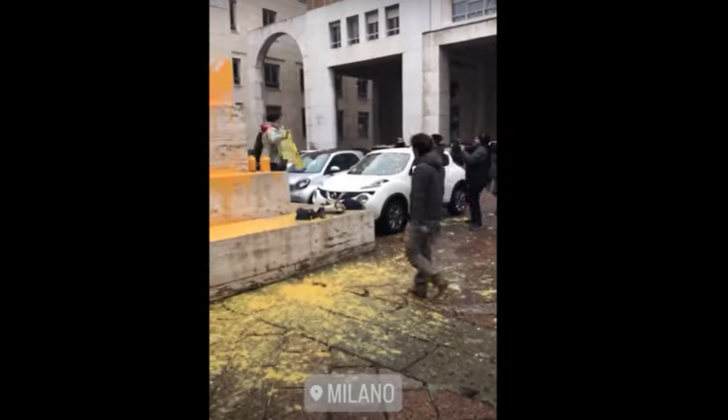 Gli attivisti colpiscono ancora a Milano. Imbrattato il “Dito” di Cattelan