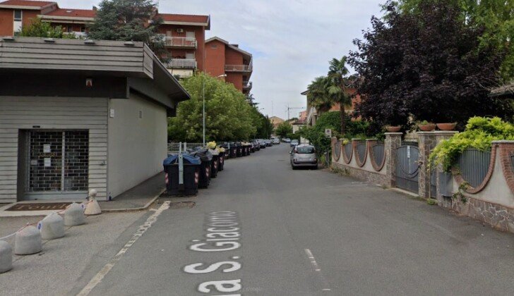 Tolti i bidoni in via San Giacomo: “Ora si deve attraversare via Casalcermelli per buttare la spazzatura”